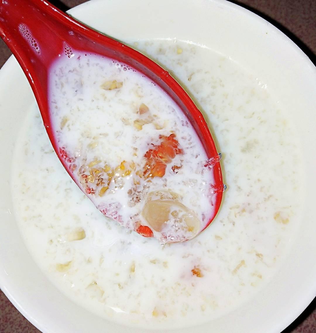 桃胶皂角米牛奶炖雪燕