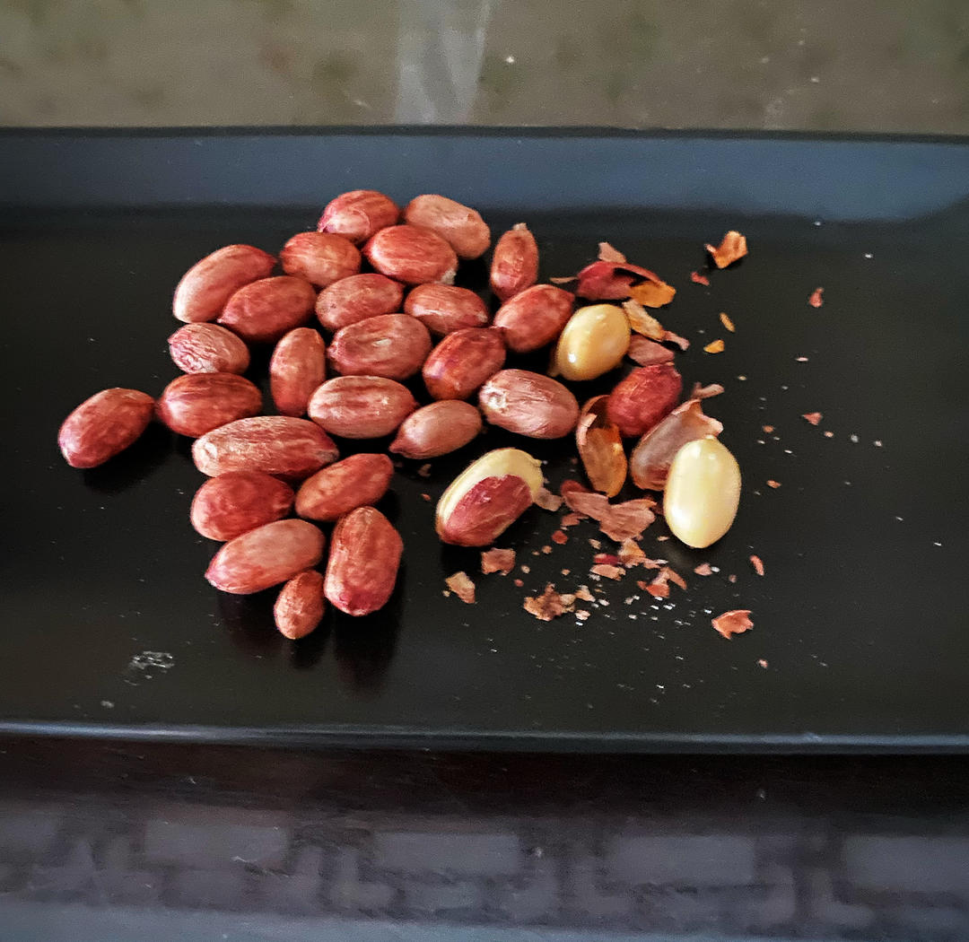 把一整袋盐倒入花生里，出锅酥香焦脆，这做法第一次见，太香了