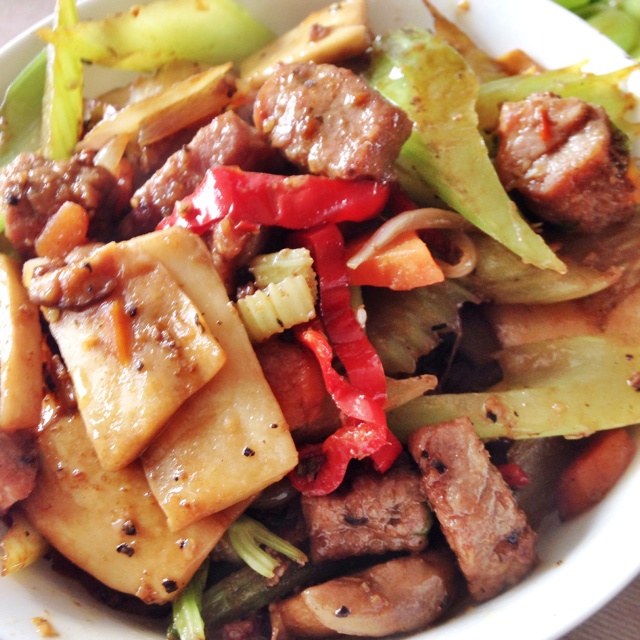 湘菜口味的芹菜炒牛肉