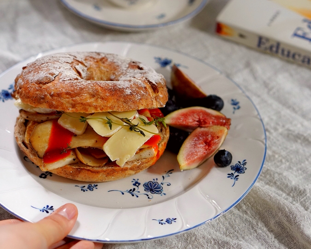扎实丰富的奶酪杏鲍菇（蘑菇）贝果三明治的做法