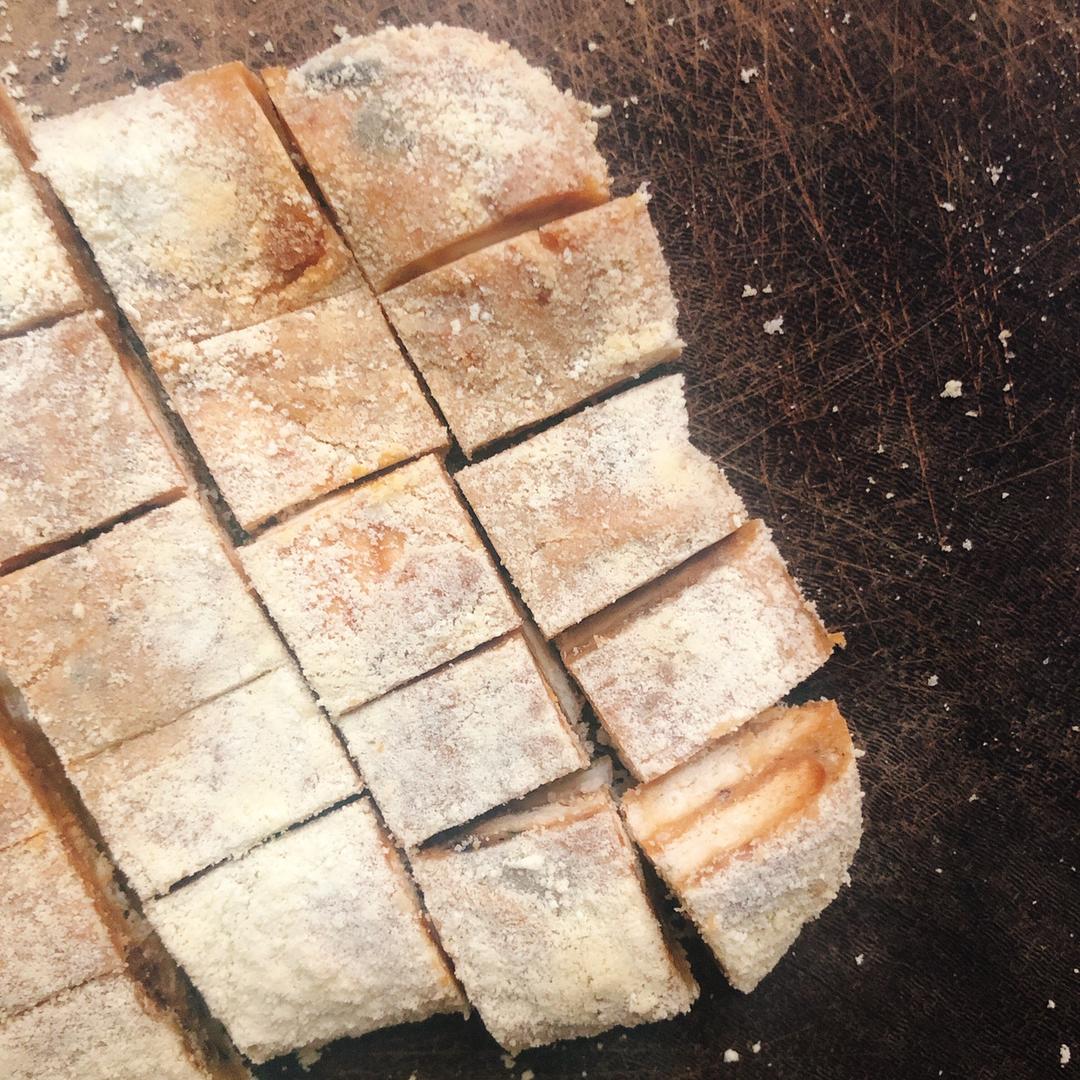 咸蛋黄肉松雪花酥