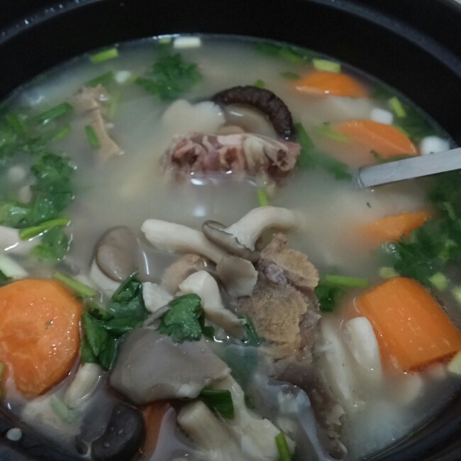 杂菌萝卜烧骨汤