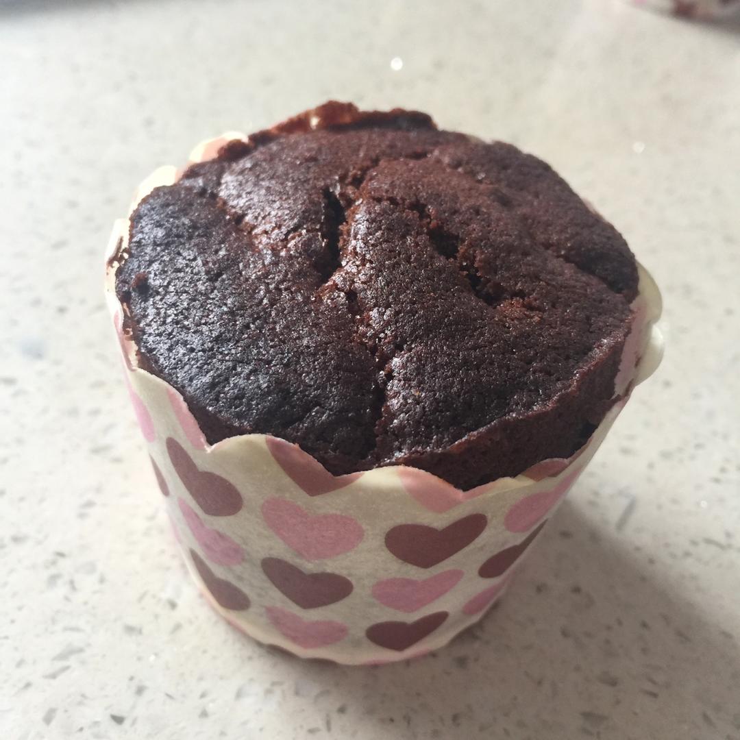 超润巧克力纸杯蛋糕（非常适合裱花、盖糖皮的cupcake方子）