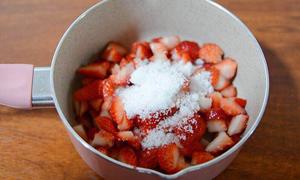 草莓大果粒牛奶~的做法 步骤1