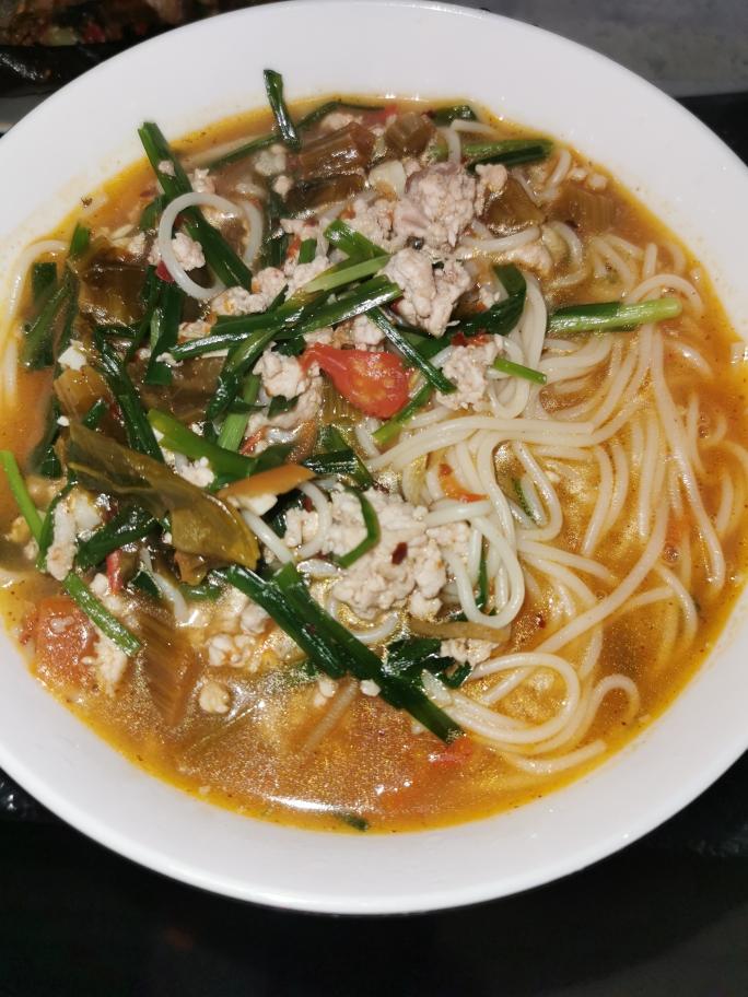 超好吃的辣腌菜小锅面条的做法