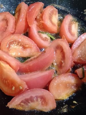 快手家常菜～超简单，超开胃，超下饭的酸汤番茄🍅肥牛金针菇的做法 步骤6
