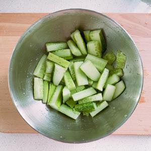 清爽开胃凉拌黄瓜的做法 步骤2