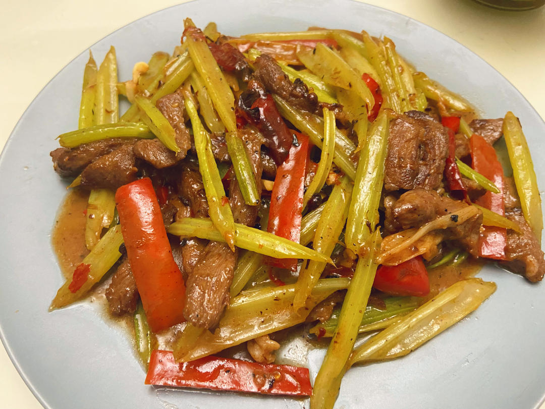 牛肉炒芹菜(不老不柴嫩滑多汁)