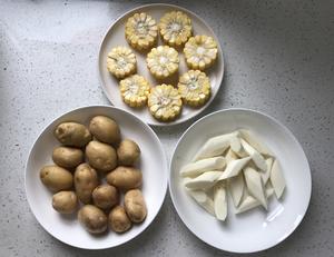 玉米土豆山药排骨汤的做法 步骤2