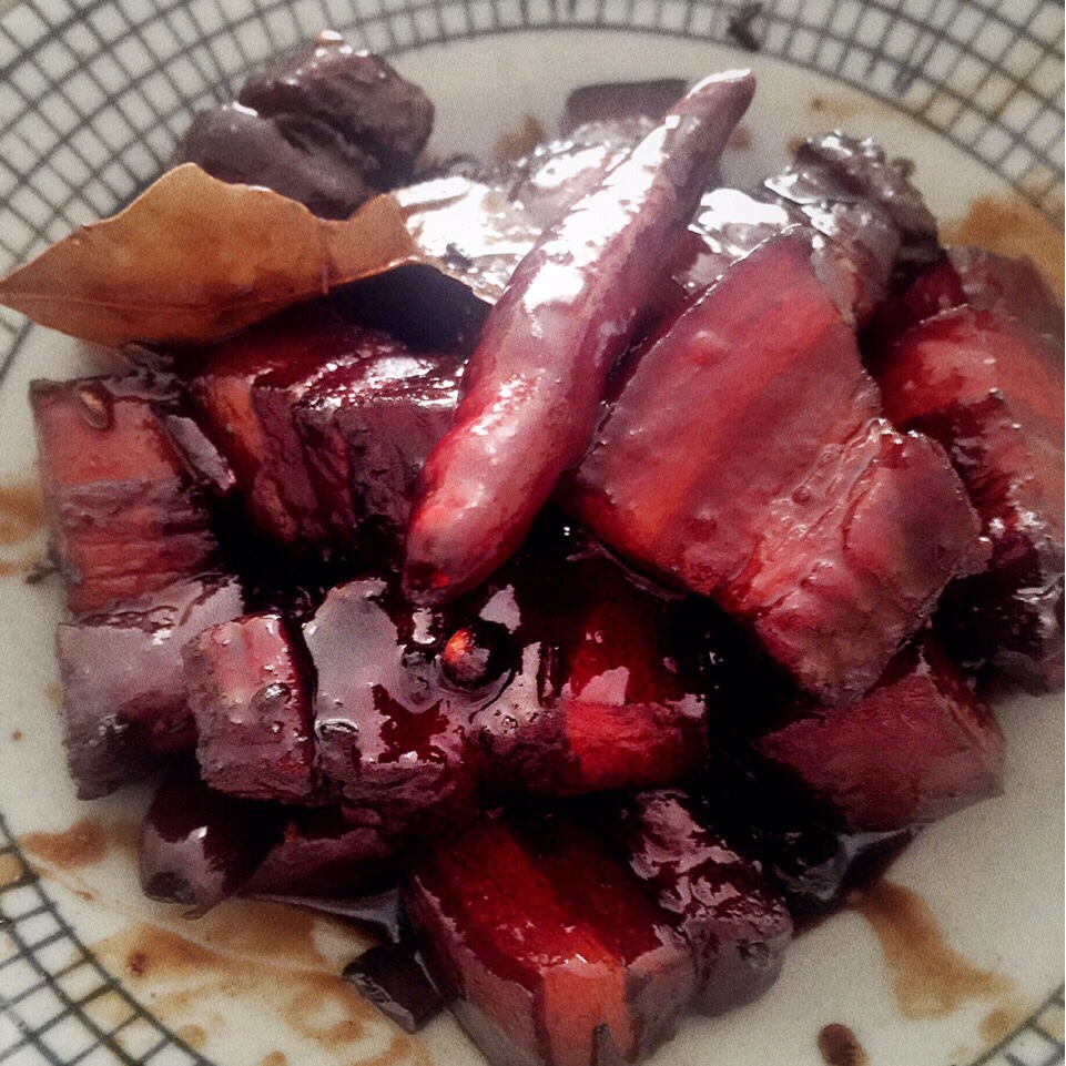 吃着碗里望着锅里的红烧肉