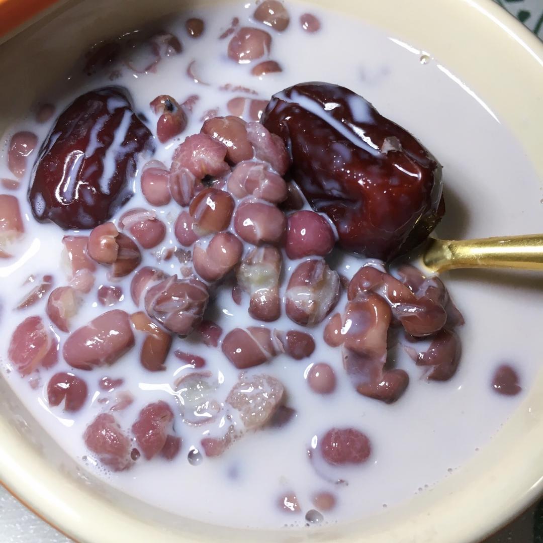 红枣红豆薏仁牛奶粥