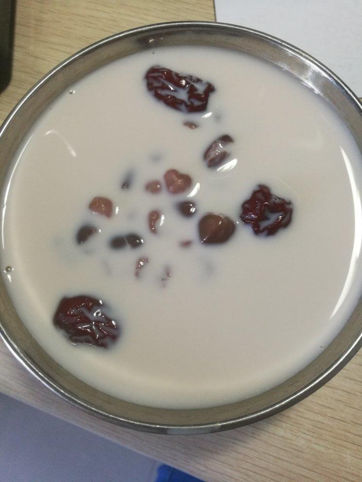 红枣红豆薏仁牛奶粥