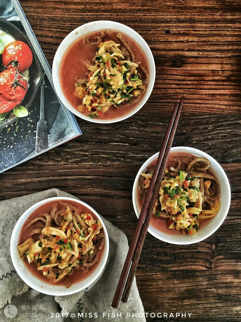 凉拌鸡丝番茄荞麦面