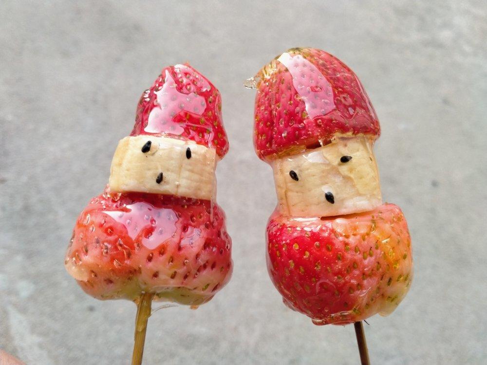 想喝奶茶的小王做的草莓香蕉圣诞老人冰糖葫芦