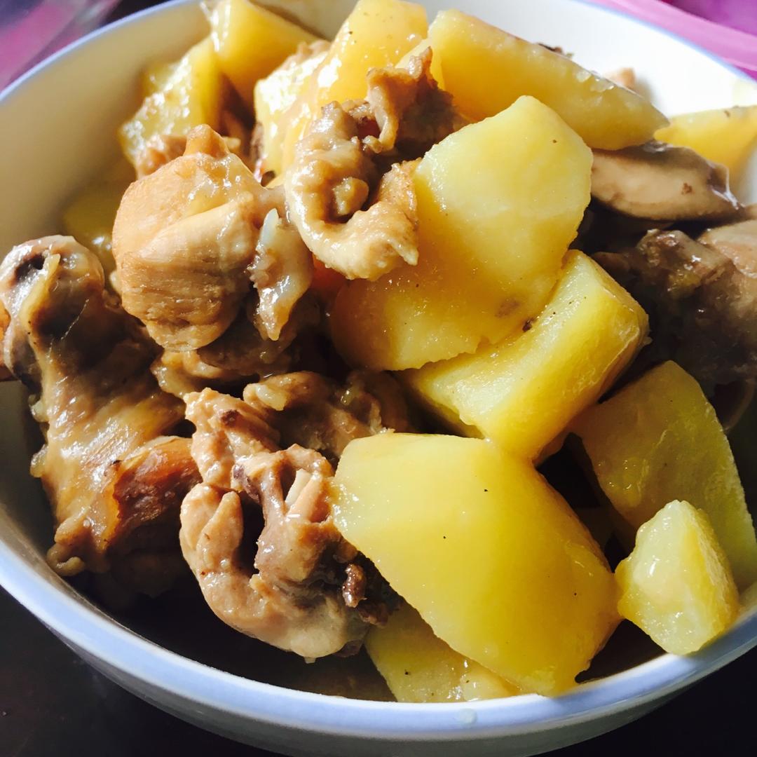 爱烘焙的栗子烧做的土豆炖鸡肉