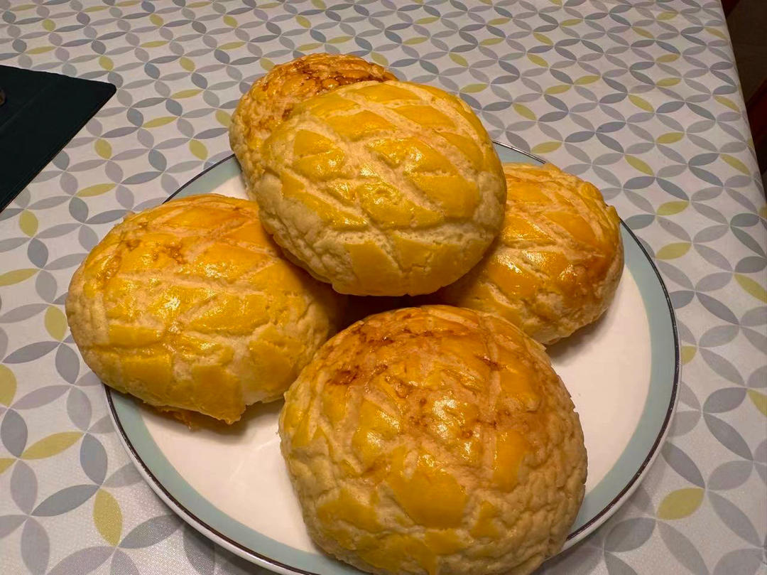 好吃到炸裂的港式菠萝包（附带制作酥皮的小视频）