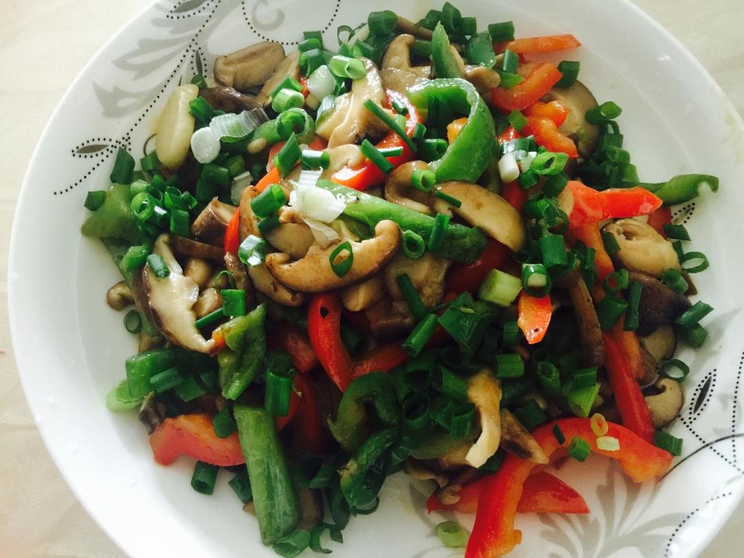 双椒香菇的做法