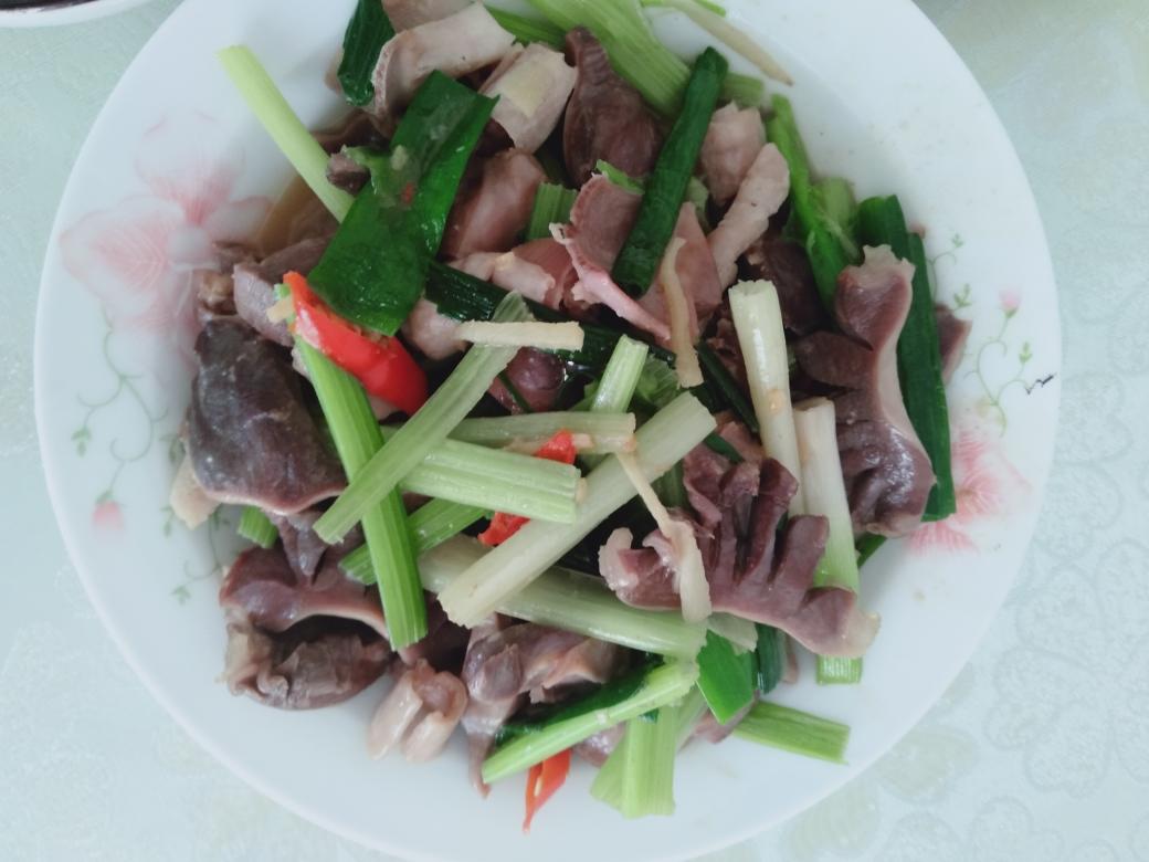 鸭肾炒芹菜的做法