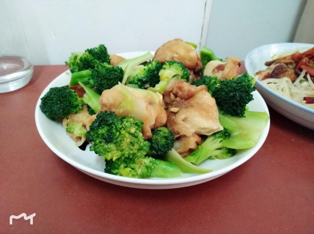 西兰花炒油条