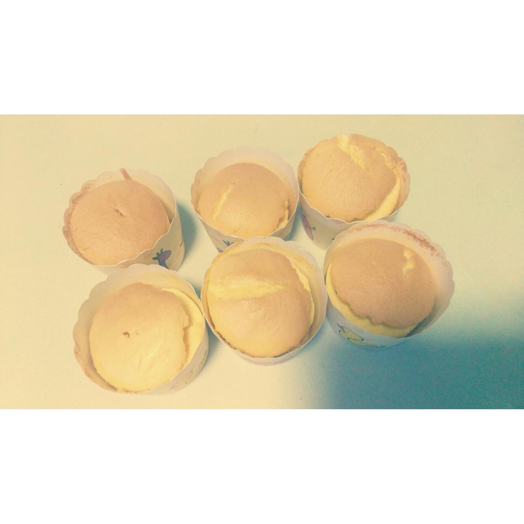戚风杯子蛋糕^_^不开裂不回缩喔～