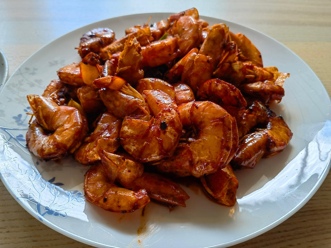 看家菜：油焖大虾，没有加番茄酱依然上色，操作很简单