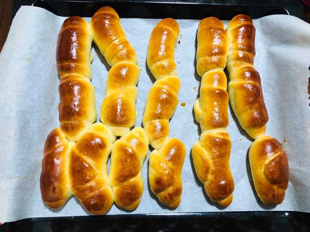 新年第一烤：黄油面包卷儿
