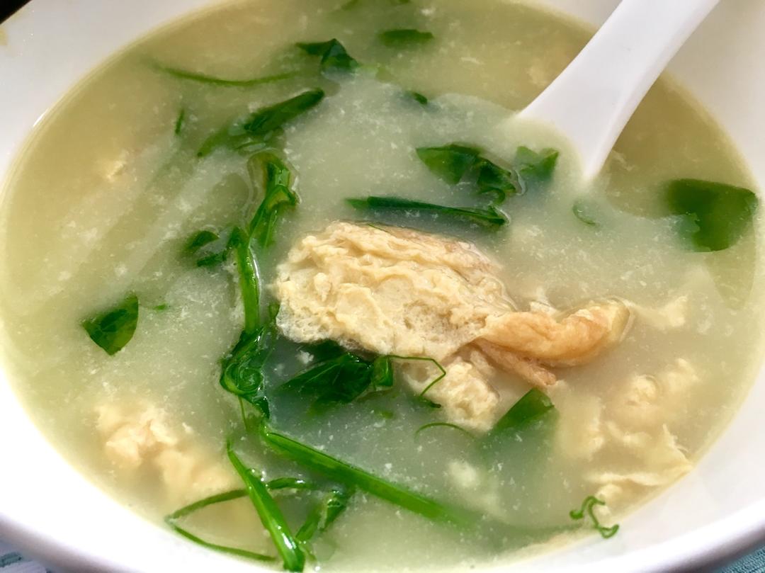 豌豆尖煎蛋汤