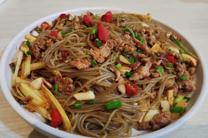 厨师长教你：“蚂蚁上树”的家常做法，非常详细的讲解