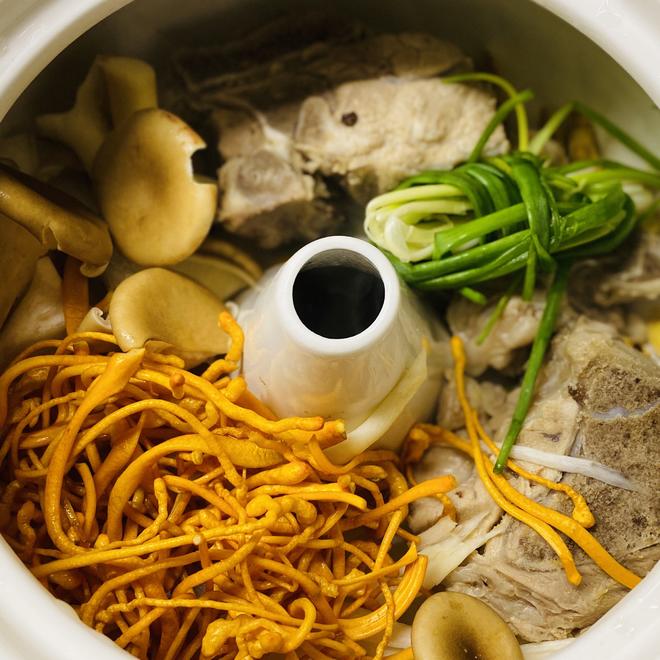 四季暖汤——虫草花（杂菇）汽锅猪骨汤的做法