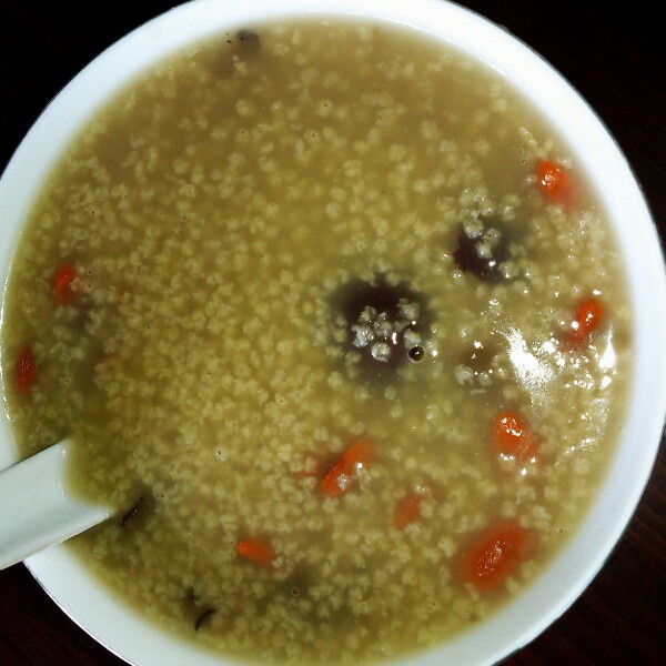 易银玲做的红枣桂圆小米粥