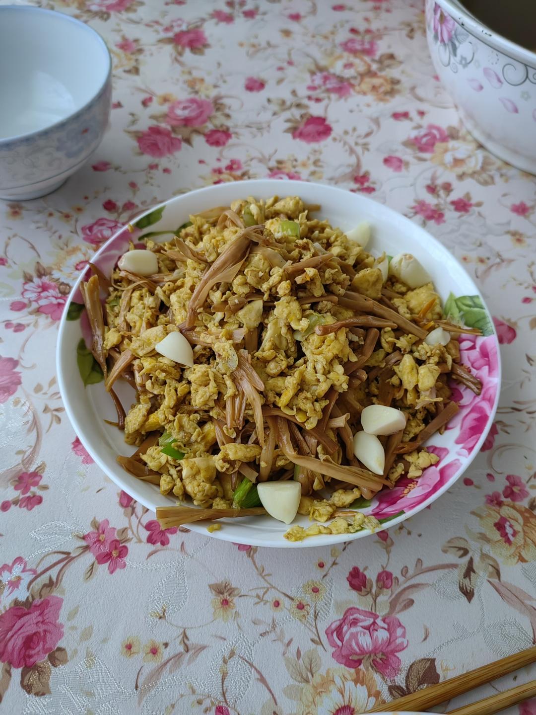 黄花菜炒鸡蛋，经常吃健脑