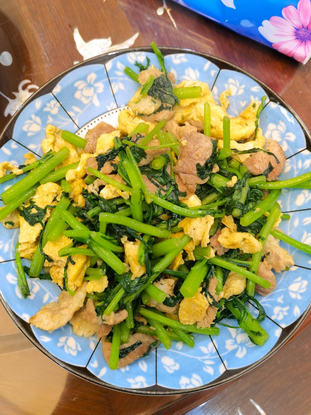 茼蒿杆炒鸡蛋
