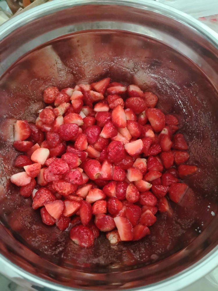 超简单草莓酱(附热量表)的做法 步骤2
