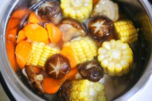 香菇玉米胡萝卜排骨汤 | 配方和做法的做法 步骤11