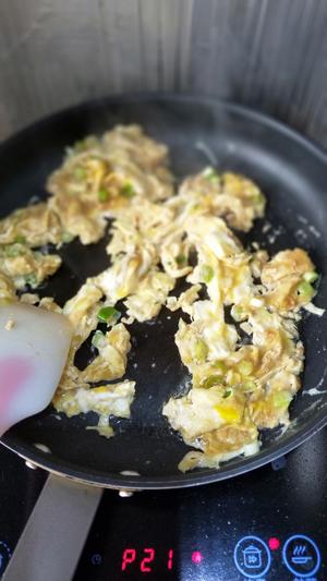 鱼籽虾酱炒鸡蛋的做法 步骤3