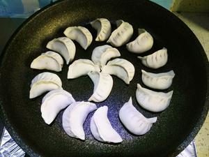 猪肉虾仁韭菜锅贴的做法 步骤11