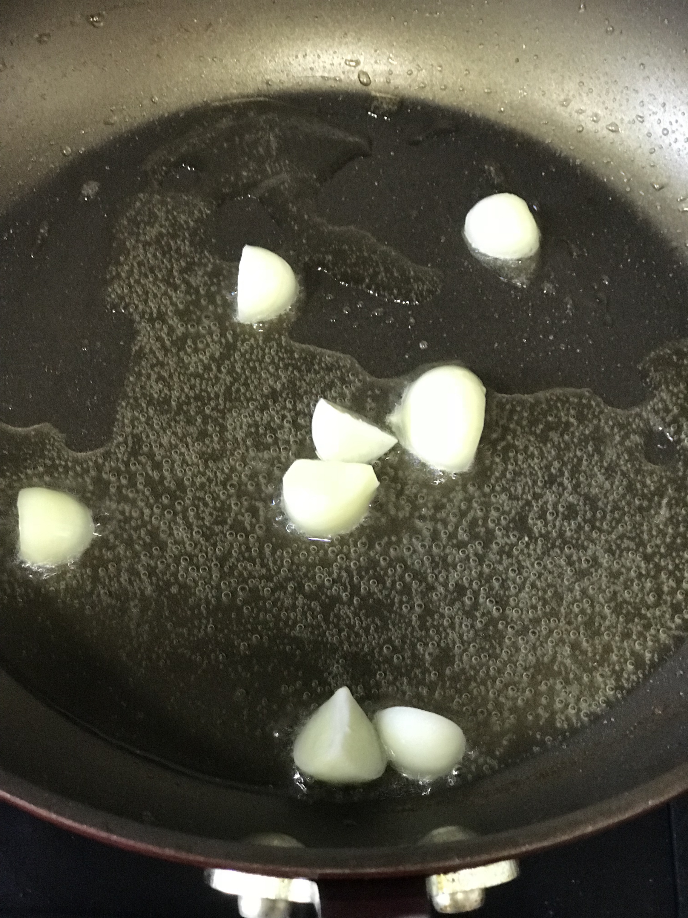 酸菜焖花甲的做法 步骤2