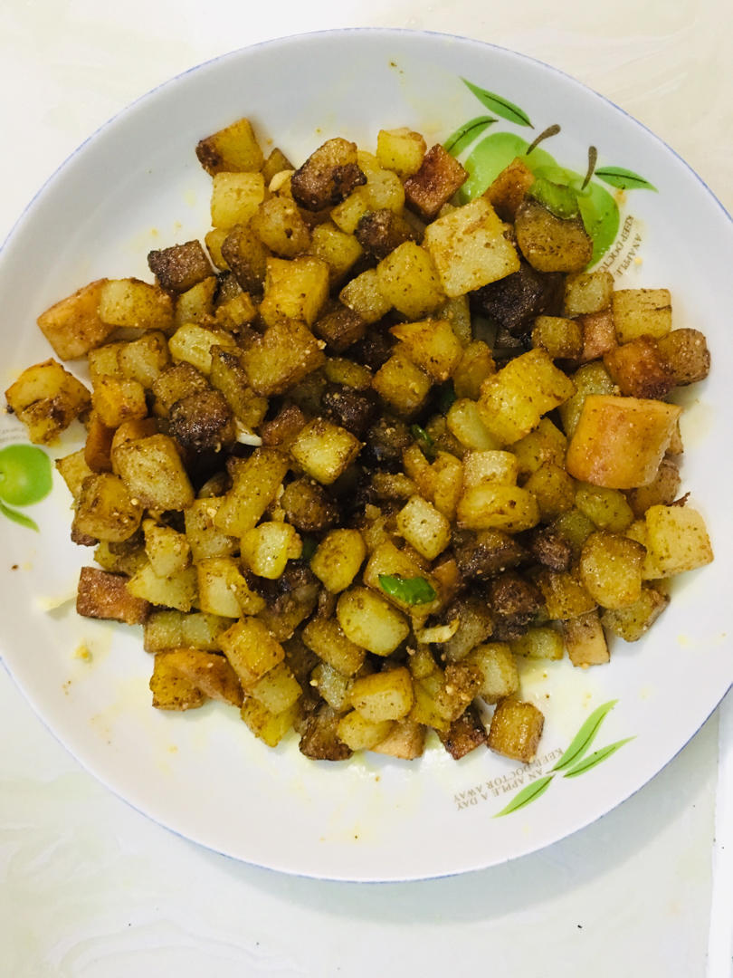 超简单的土豆🥔丁炒火腿肠（烧烤味)