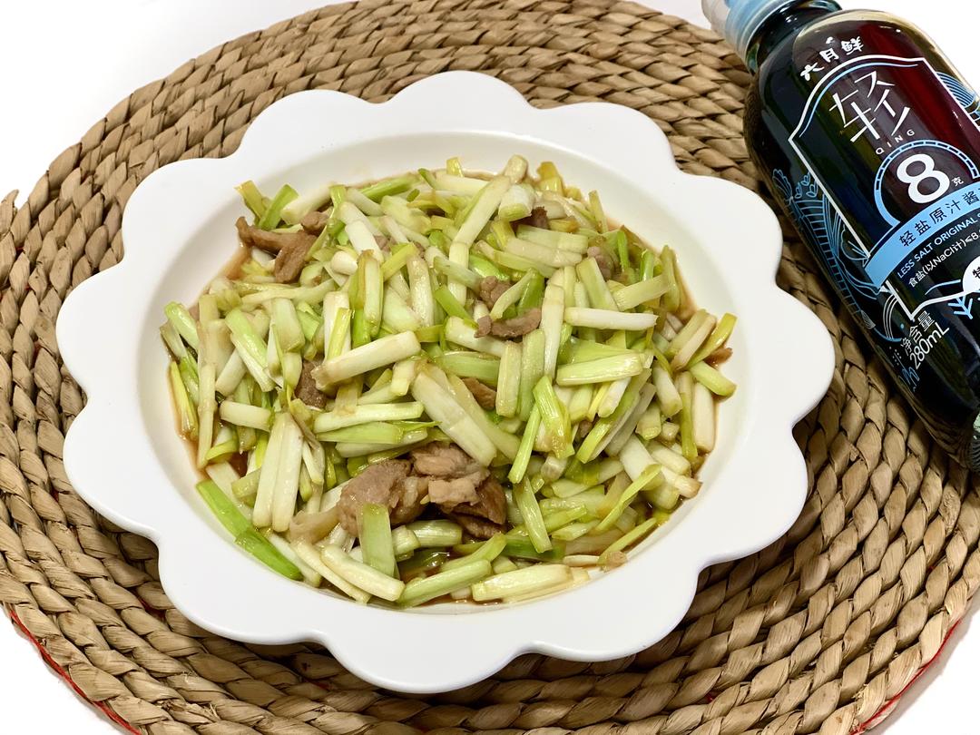 家常菜～肉炒蒜黄的做法