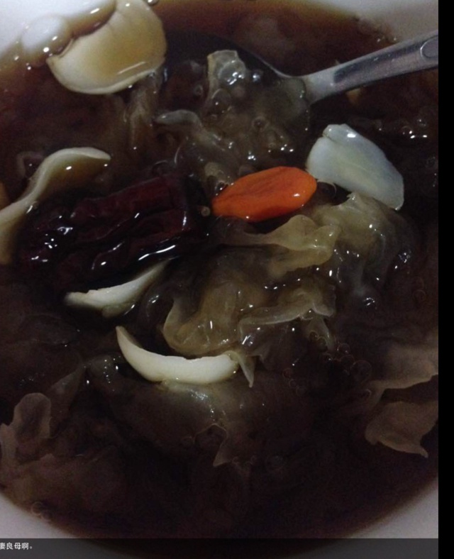 冰糖银耳红枣汤