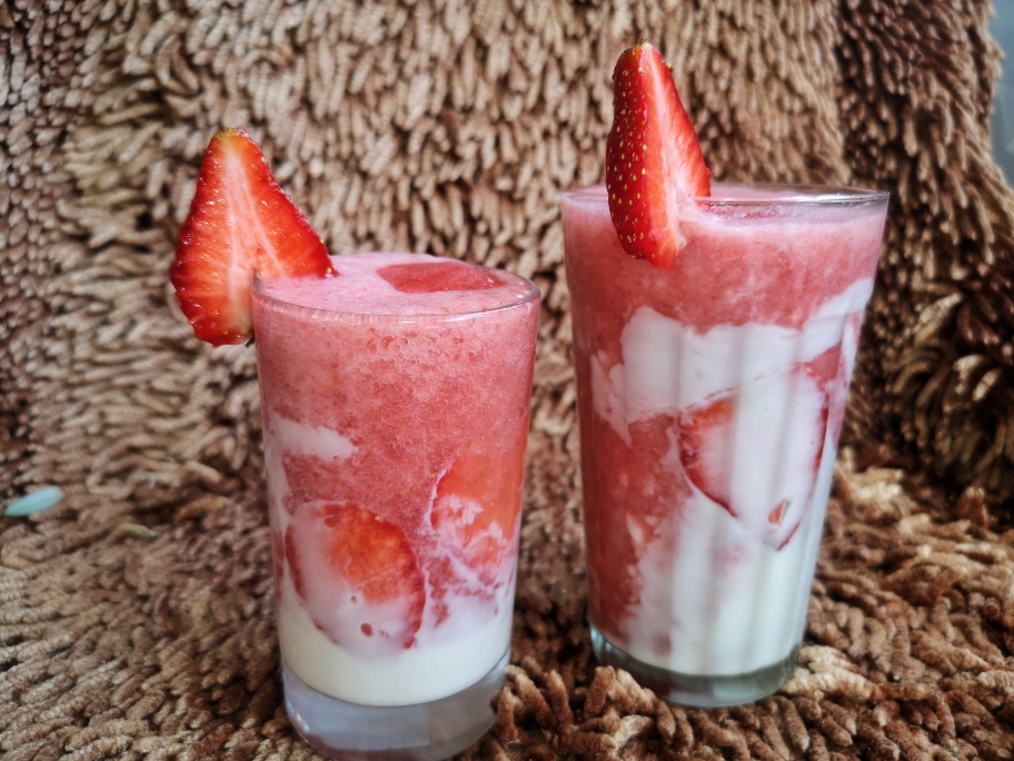 草莓果昔—一粉粉的春天饮品（简单美味美丽）的做法 步骤12