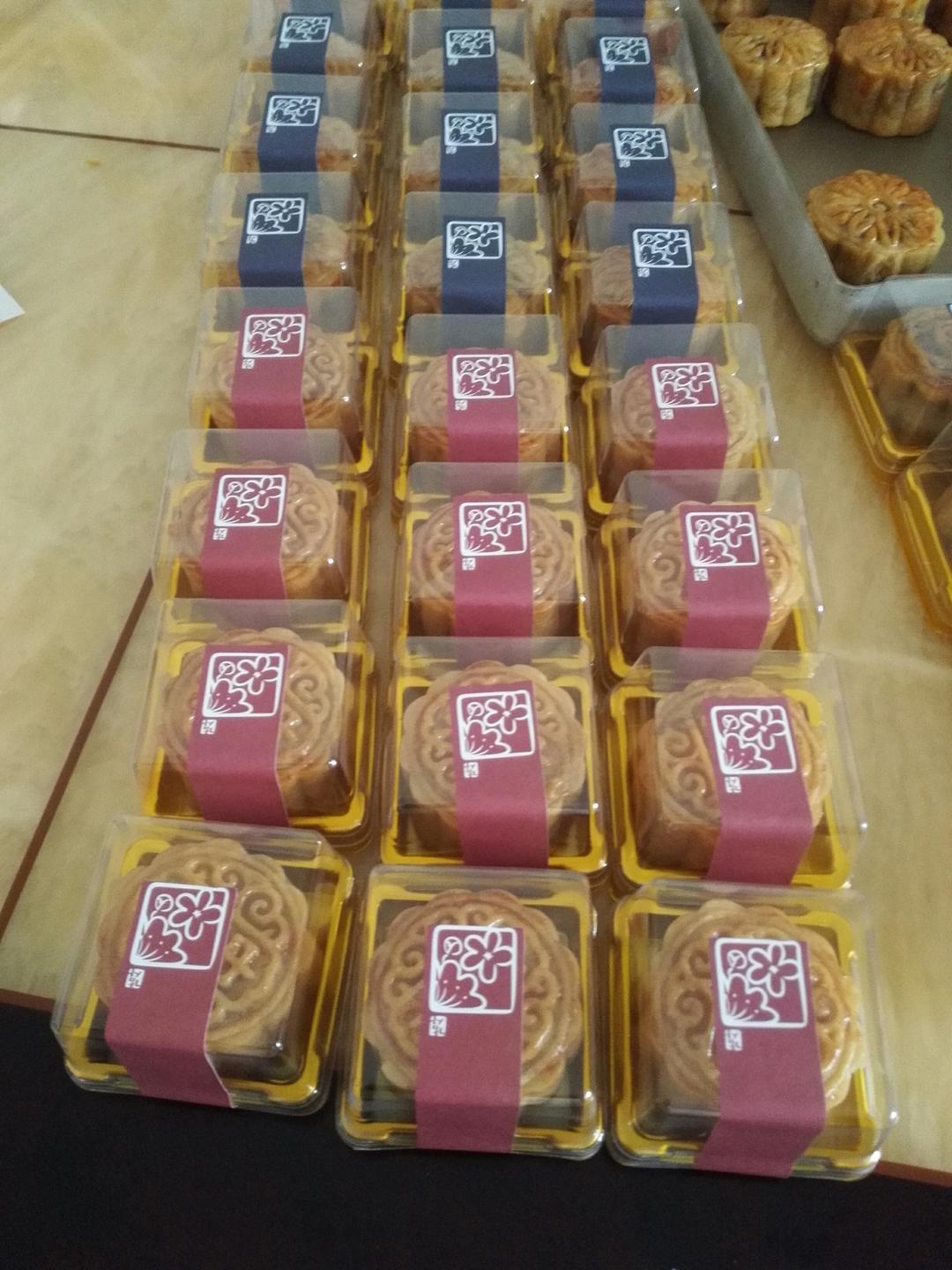 广式蛋黄莲蓉月饼