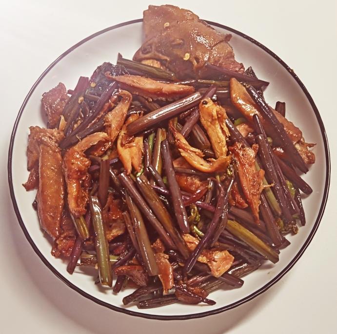 野生蕨菜炒熏鸡