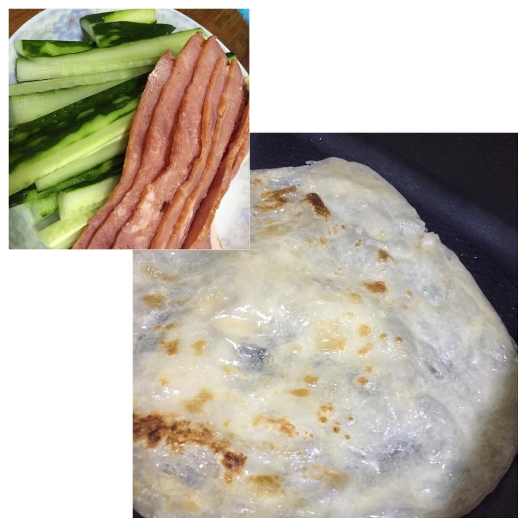 路边摊美食煎饼果子附薄脆做法 家里有勺子平底锅就能做