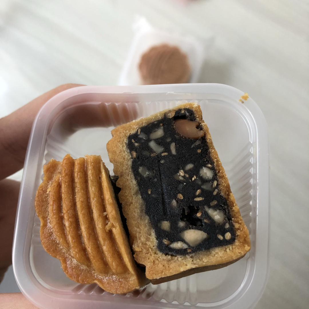 黑芝麻馅混合坚果月饼