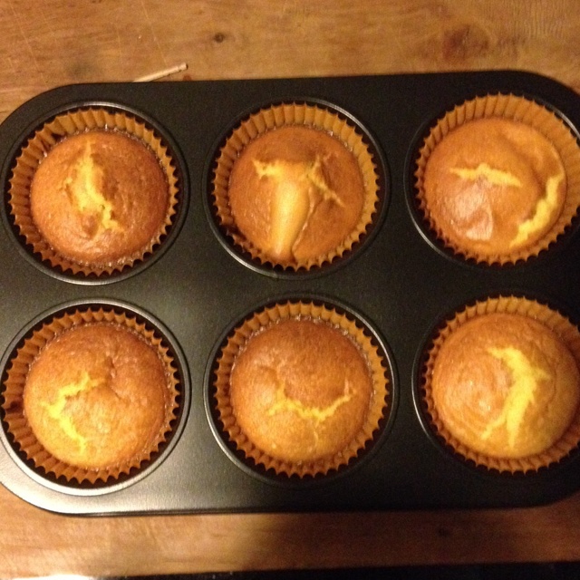 淡奶油海绵纸杯蛋糕