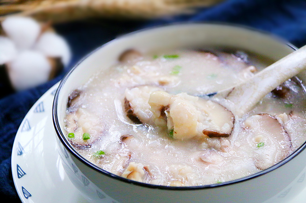 用剩米饭煮一锅香菇滑鸡粥粥，养胃、开胃皆宜的鲜粥。的做法 步骤7
