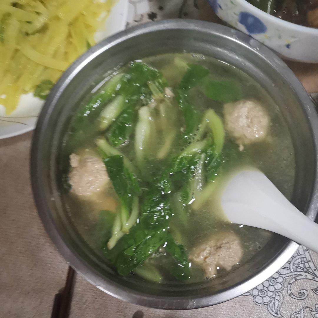 鸡肉丸子青菜汤
