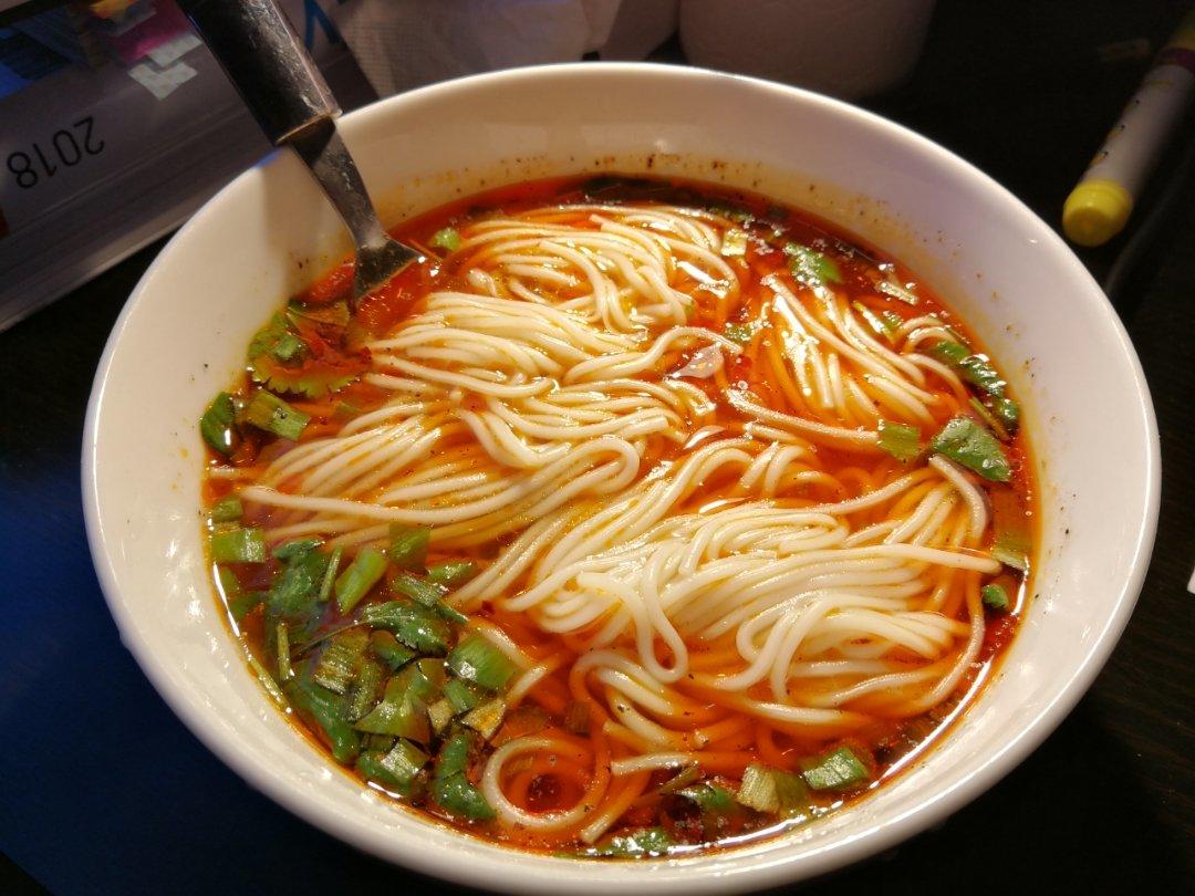 超级无敌美味懒人酸汤麻辣面（十分钟搞定色香味俱全）