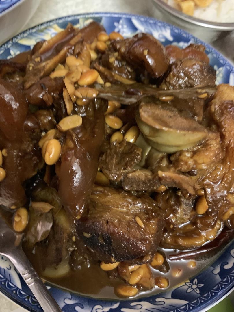 一夹就断的黄豆焖猪蹄